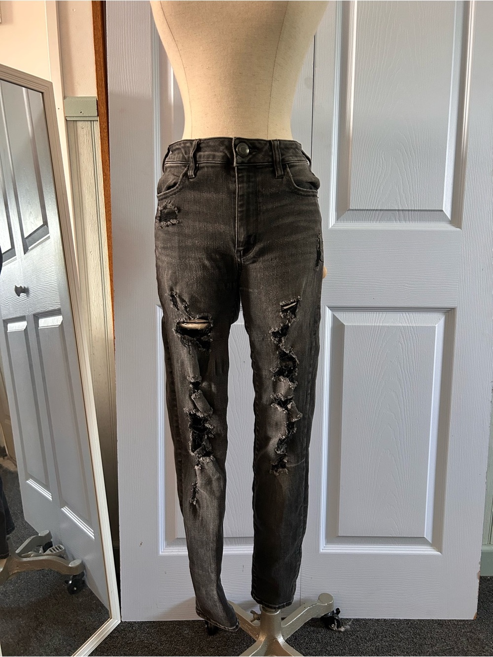 AE High-Rise Distressed Black Women’s Jeans